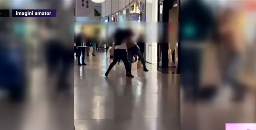 Mai mulți tineri s-au luat la bătaie într-un mall din Craiova, sub ochii trecătorilor