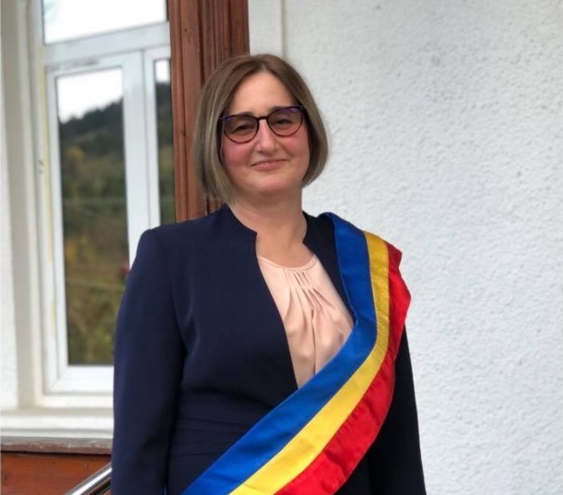 Pasiune pentru muncă, într-o comună din Neamț: viceprimarul acuză primărița că i-a rupt maxilarul. De la ce a pornit conflictul