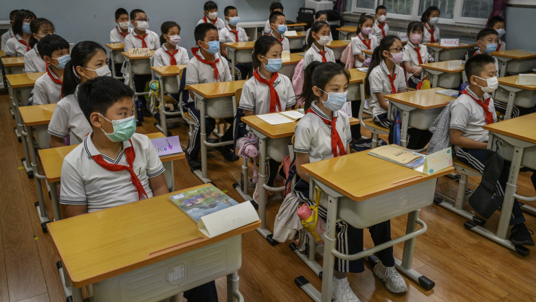 clasa de copii chinezi cu masti