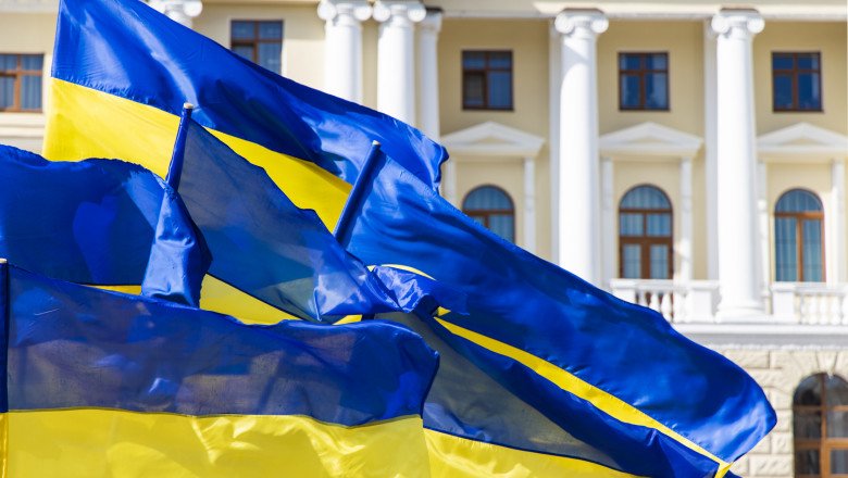 mai multe steaguri cu drapelul ucrainei in fata unei cladiri