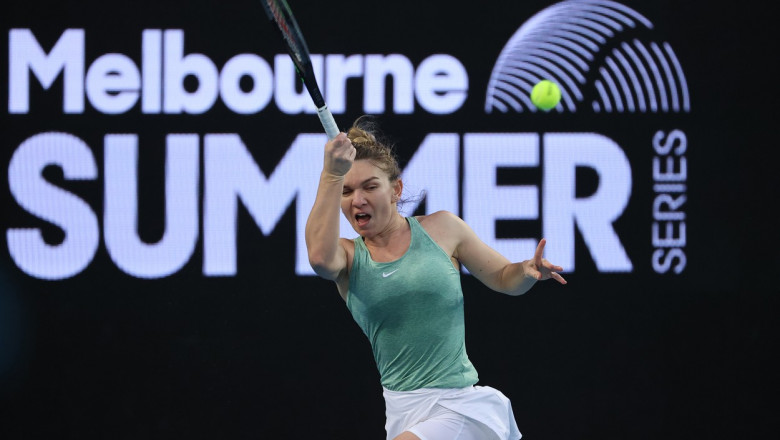 Simona Halep lovește mingea într-un meci de la turneul din Melbourne.