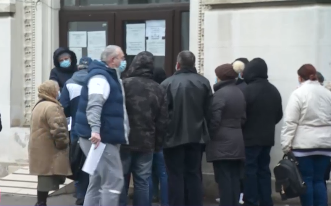 Zeci de oameni stau la coadă la ANAF din cauza unor somații pentru sume deja plătite