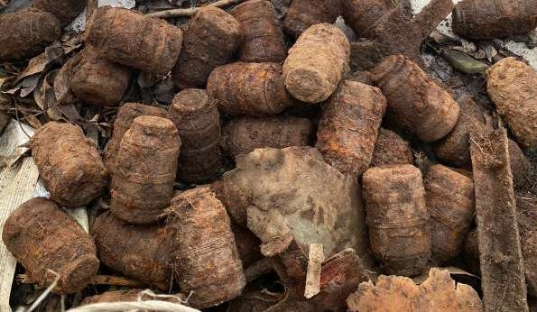 Zeci de grenade, descoperite pe malul unui râu. ISU: Prezentau un real pericol, având în vedere faptul că erau intacte