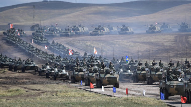 Vehicule militare ruseşti şi chinezeşti la exerciţiul militar comun Rusia-China Vostok 2018