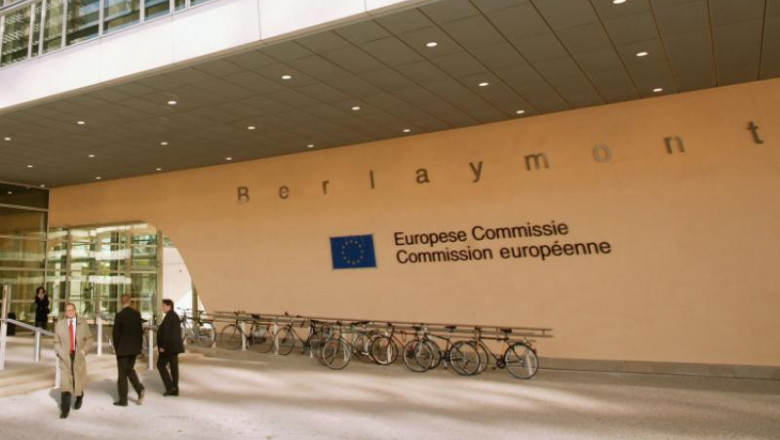 Oameni în fața sediului Comisiei Europene.