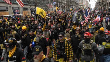 grup de bărbați, membri ai Proud Boys, îmbrăcați în negru cu galben, la un protest în Washington.