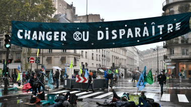 Protest al activiștilor pentru mediu, în Franța..Mai mulți participanti sunt intinsi pe sosea sub un banner