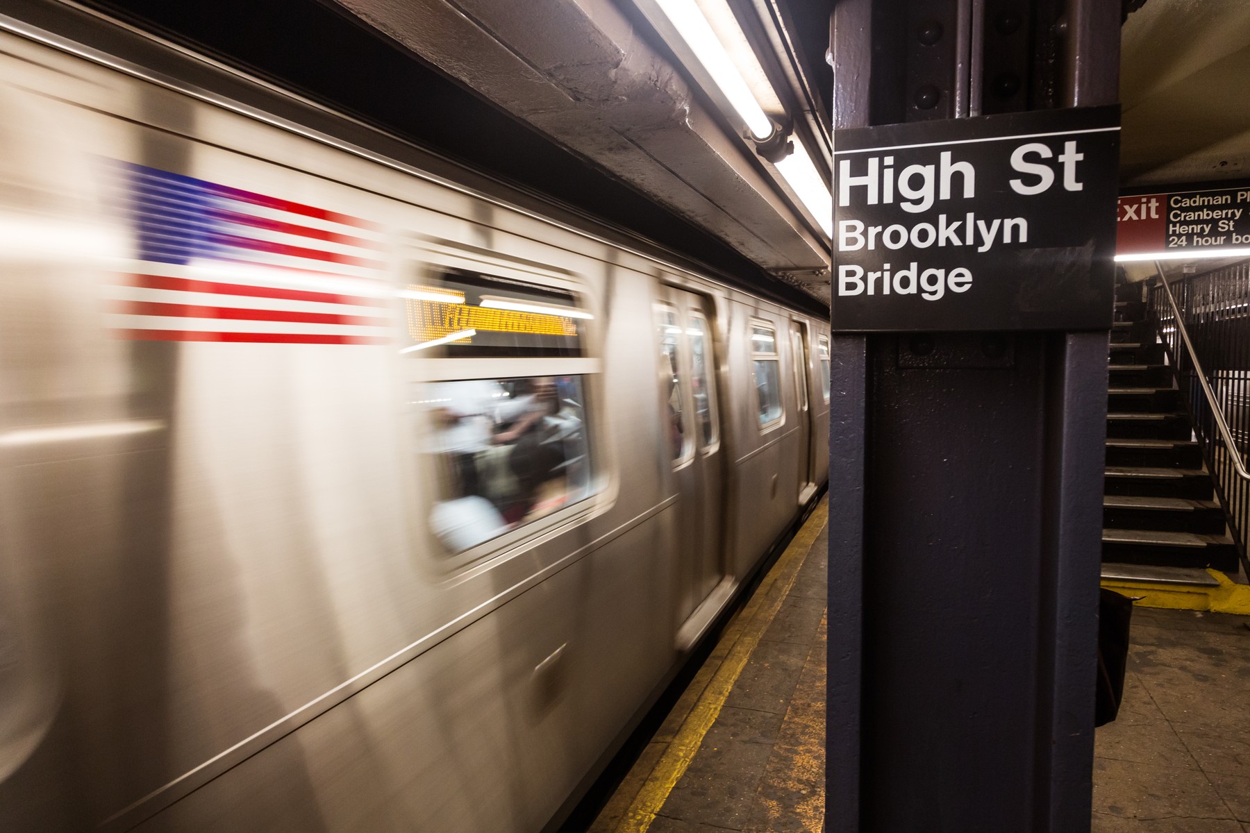 Metroul din New York folosește vocile unor celebrități pentru a le cere călătorilor să fie precauți