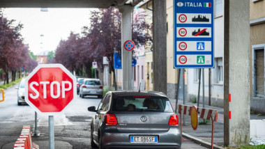 Mașină care asteaptă la un punct de frontiera la intrarea în Italia