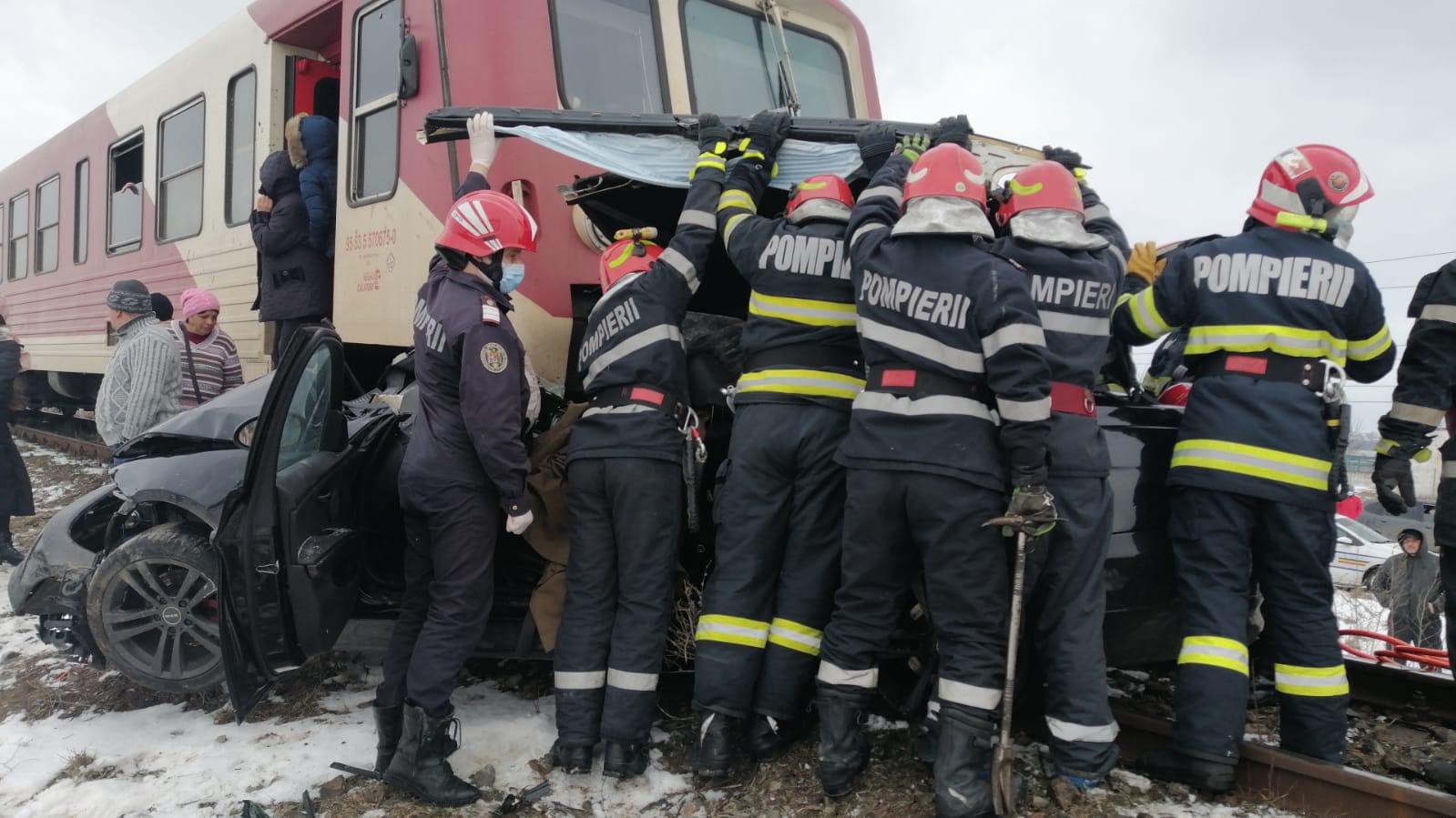 Accident grav în Iași. Două persoane au murit după ce o mașină a fost lovită de tren