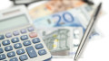 imagine cu caracter ilustrativ, bani calculator și un pix