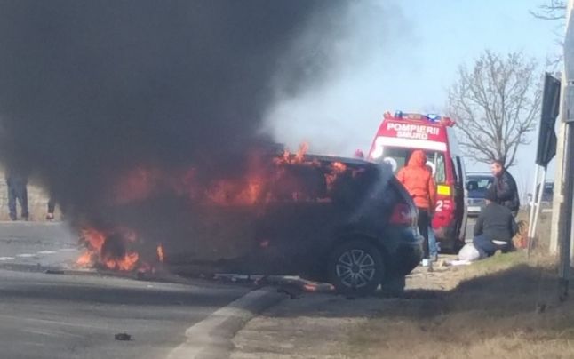 Accident în Olt: Un autoturism a luat foc după ce s-a ciocnit cu o mașină de pompe funebre. Patru persoane rănite