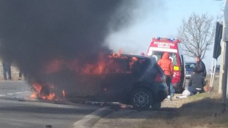 O maşină a luat foc la intrare în localitatea Osica de Sus, după ciocnirea de o mașină de pompe funebre.