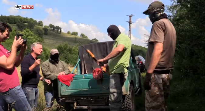 Condamnări cu suspendare pentru falşii traficanţi de arme români din reportajul trucat Sky News făcut în România în 2016