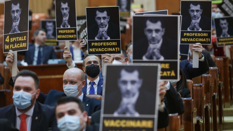 parlamentarii psd in plenul camerei deputatilor cu afise in care cer demisia ministrului Voiculescu