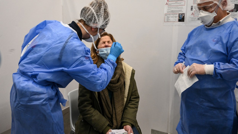 o femeie este testată pentru coronavirus prin prelevarea de probe din nas
