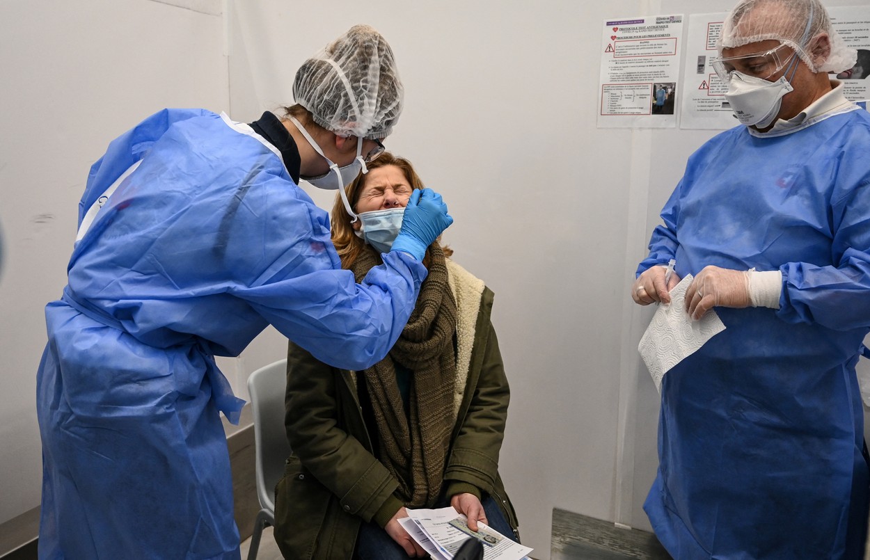 Franța descoperă șase focare de contaminare cu variantele braziliană și sud-africană ale coronavirusului
