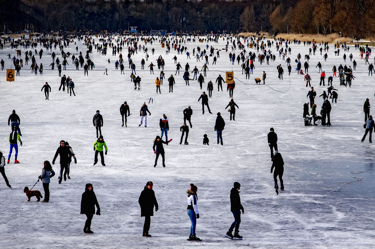 GALERIE FOTO. Ignorând total regulile pandemiei, olandezii s-au distrat pe cinste la patinaj
