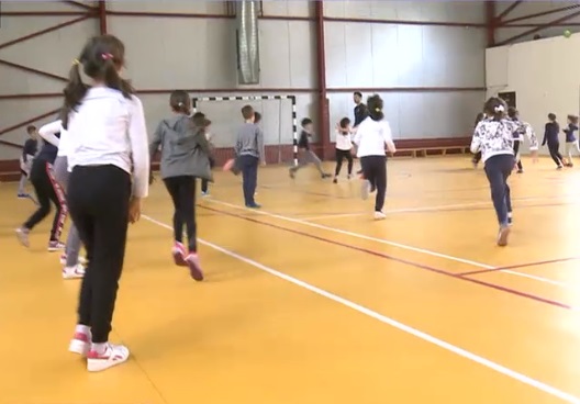 Cu mască sau fără la orele de sport? Pediatru: În aer liber, fără
