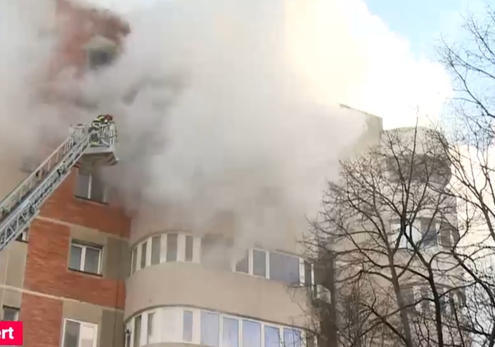 Incendiu într-un bloc din Constanța. O femeie a murit după ce s-a aruncat pe geam