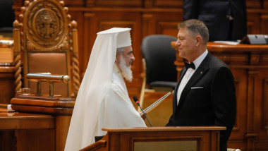 klaus iohannis și patriarhul daniel se salută în Parlament înainte de o ședință solemnă
