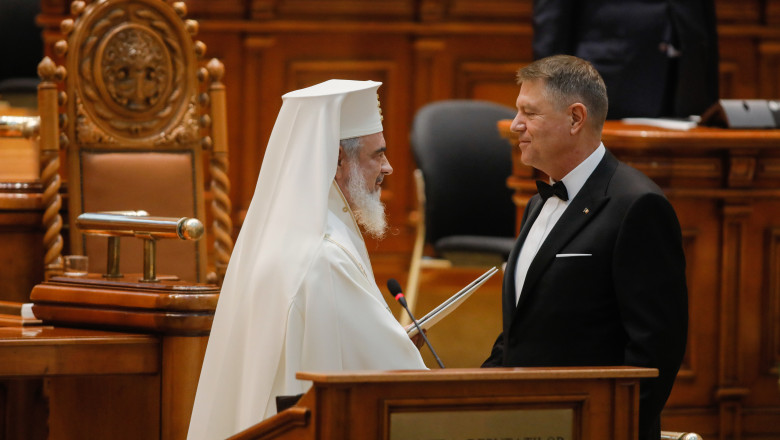klaus iohannis și patriarhul daniel se salută în Parlament înainte de o ședință solemnă