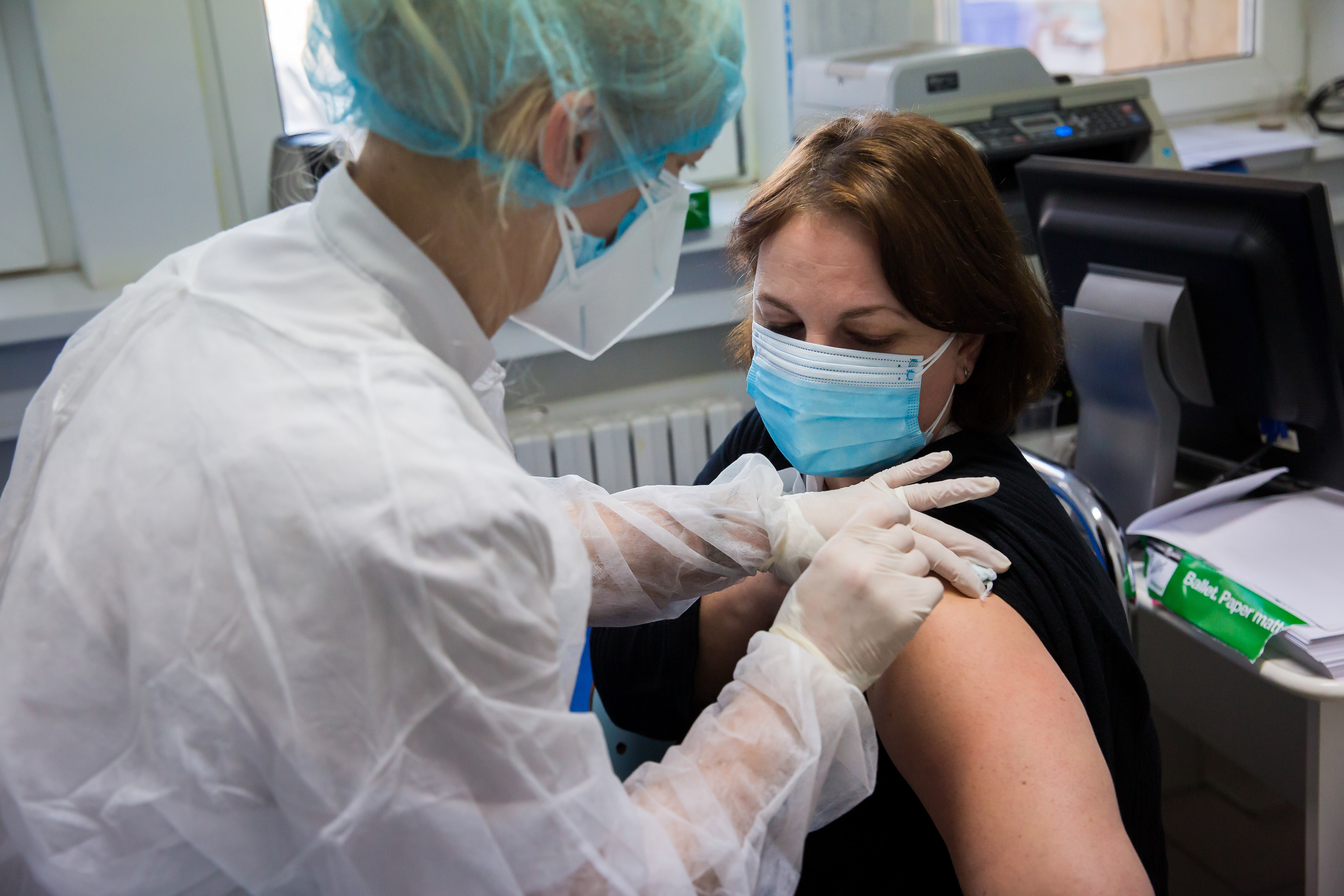 Persoanele eligibile din județele cu o rată mare de infectare, vaccinate prioritar. Cadrele didactice vor fi imunizate acasă