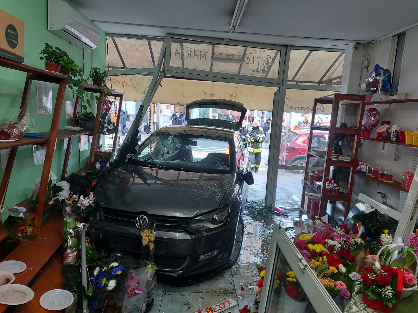 VIDEO. O mașină a intrat într-o florărie din Alba Iulia cu o femeie luată pe capotă. Doi copii au făcut atac de panică