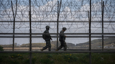 Soldați sud-coreeni patrulând pe lângă zona demilitarizată