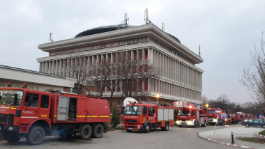 mai multe masini de pompieri in fata rectoratului politehicii bucuresti