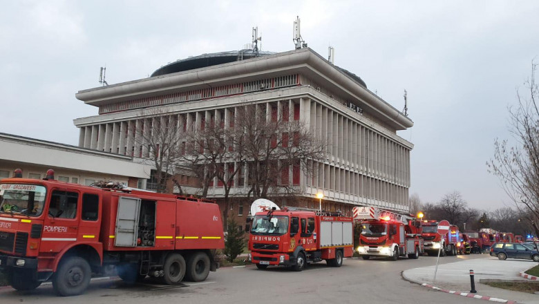 mai multe masini de pompieri in fata rectoratului politehicii bucuresti