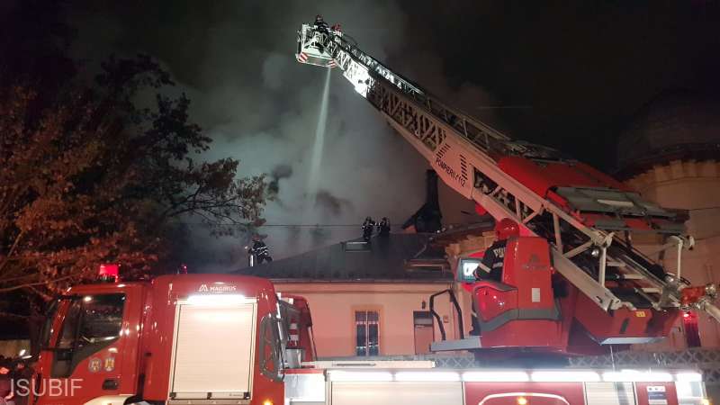 VIDEO, FOTO. Incendiu puternic în zona Podul Izvor din București. A ars nivelul superior al unui imobil de pe strada Dragalina