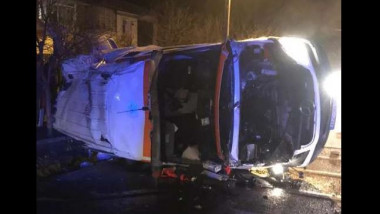 Ambulanță răsturnată pe un drum din județul Vrancea.