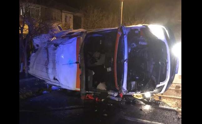 Accident grav: O pacientă cu COVID-19 a murit după ce ambulanța în care se afla s-a răsturnat pe E85