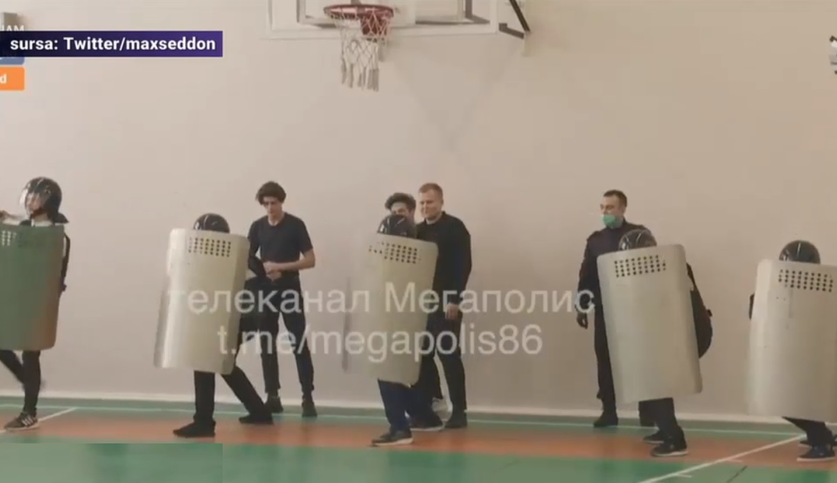 VIDEO. Demonstrație a jandarmilor ruși la școală. Elevii sunt învățați să aresteze protestatari