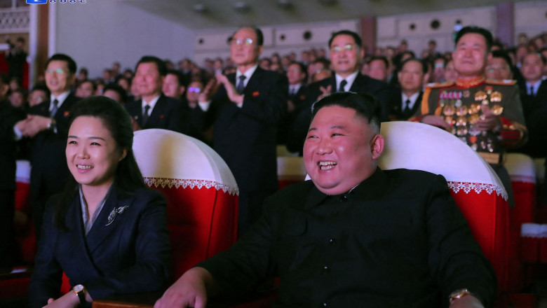 Kim Jong Un și soția sa la concertul susținut cu ocazia aniversării zilei de naștere a tatălui dictatorului nord-coreean.