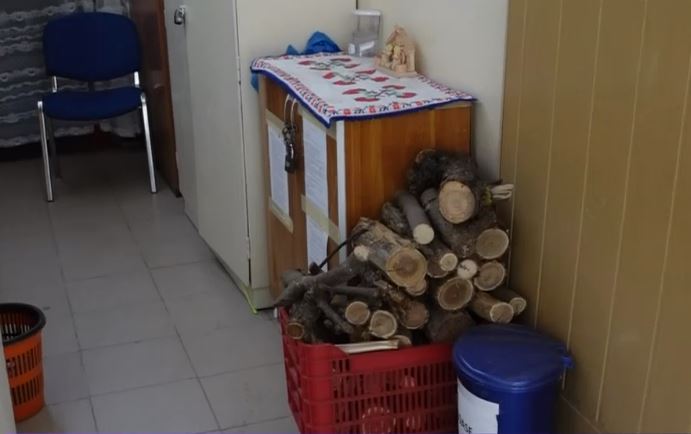 Un sfert din şcolile din România sunt încălzite cu lemne. Unele au centrală termică, dar doar de decor