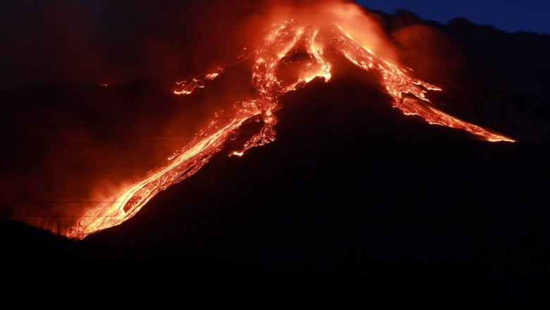 eruptia vulcanului etna sub forma unei mingi de foc