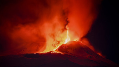Vulcanul Etna a erupt, flacari rosii sub forma unor mingi de foc