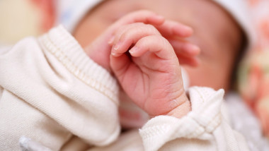 mainile micuțe ale unui nou născut
