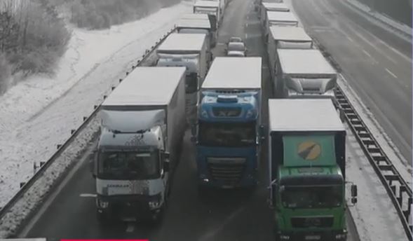 Şofer român, despre experienţa trăită la frontieră în Germania: Coloana era de 15 km. Am ajuns luni, am trecut marţi la miezul nopţii