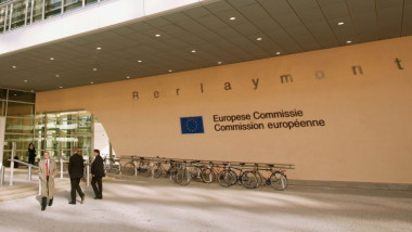 Oameni în fața sediului Comisiei Europene.