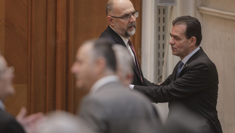 ludovic orban și kelemen hunor discută în Parlament