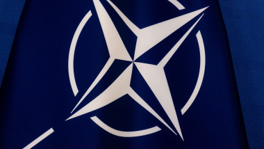 Drapelul NATO.