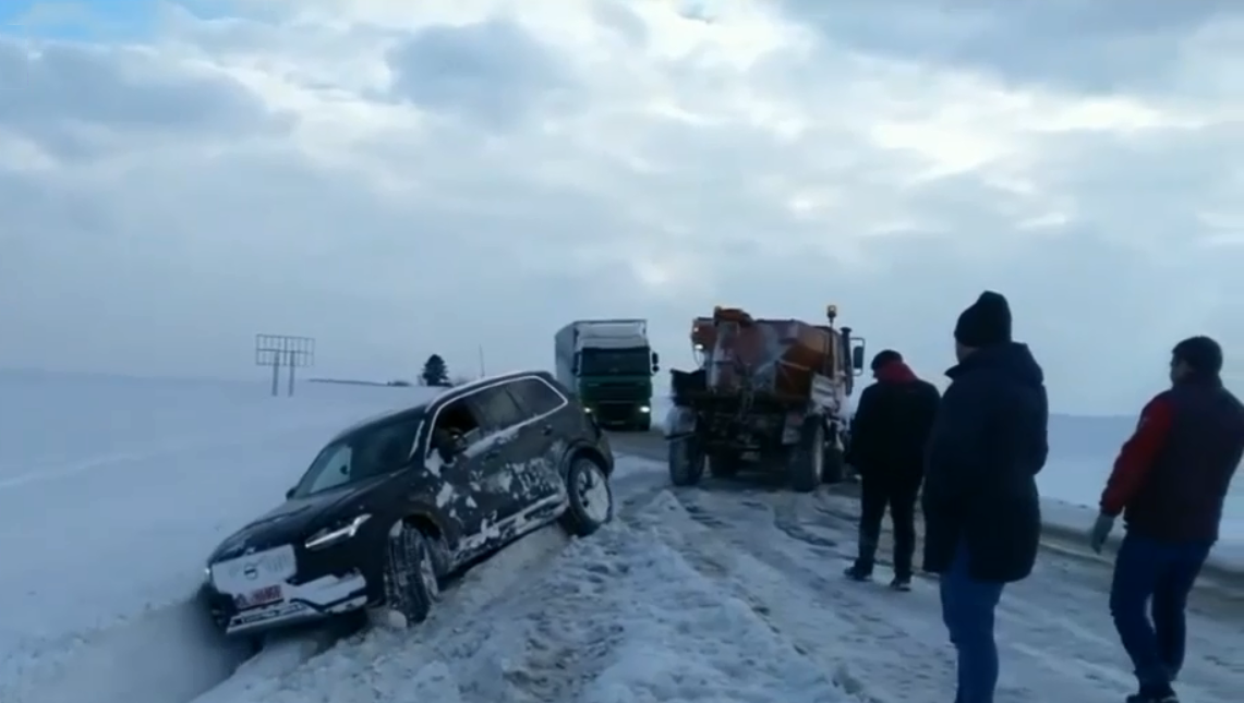 Mașini scoase de vânt de pe șosea. Șofer: „Pur şi simplu m-a împins pe marginea drumului. A venit ca o tornadă”