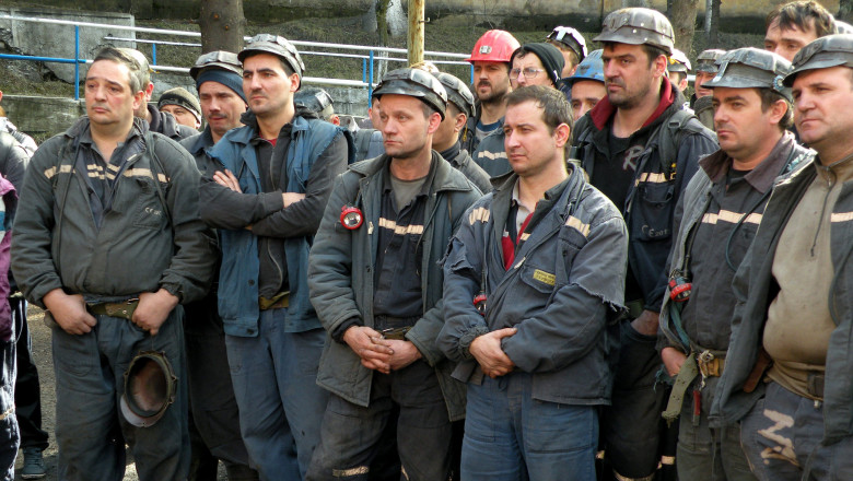 mineri in uniforme de lucru protesteaza pentru neplata salariilor