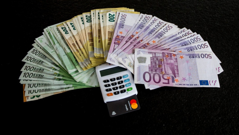 bancnote euro diverse valori si un cititor de carduri