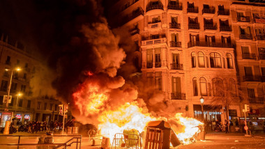 o baricada incendiata la barcelona, pe 17 februarie 2021.