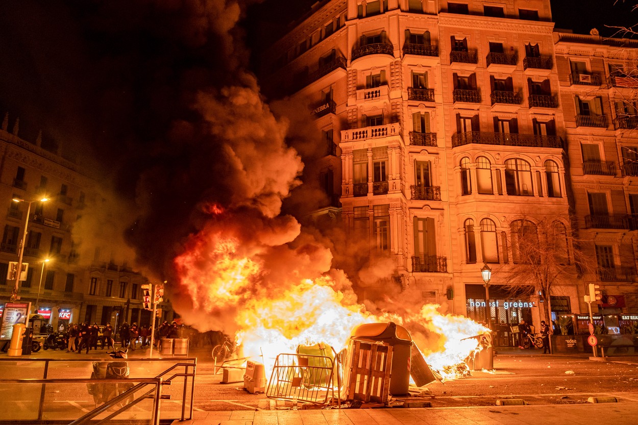A doua noapte de proteste masive în Spania, după arestarea unui rapper acuzat de adularea terorismului și insultarea monarhiei