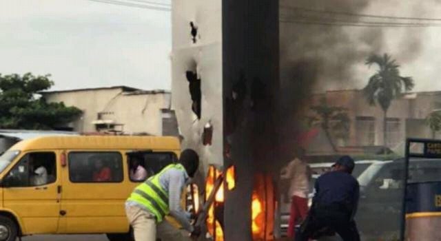 Un nou monolit misterios, apărut în Congo, a fost vandalizat și incendiat de localnici